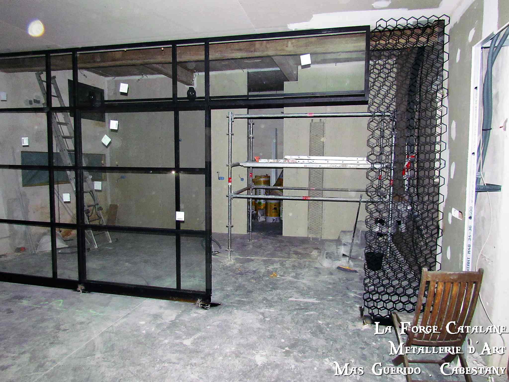 verriere type ancien atelier coulissante cave vin rangement bouteilles mur decoupe laser forge catalane.jpg